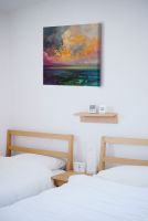 Obraz na płótnie Scotta Naismitha z kolorowym krajobrazem powieszony w sypialni nad łóżkiem