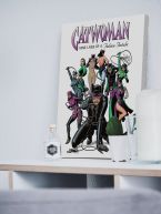 Obraz na płótnie z Catwoman postawiony na szafce