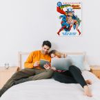 Obraz na płótnie z Wonder Woman i Supermanem powieszony nad łóżkiem