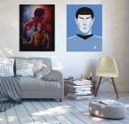 Obraz bohaterami Star Trek powieszony w salonie nad kanapą
