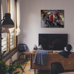 Obraz z komisku Spider-Man Evolution Skyline powieszony w salonie nad telewizorem