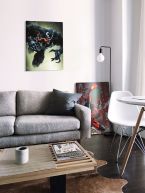 Obraz na płótnie ze Spider-manem postawiony w salonie obok szarej sofy