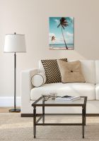 Obraz na płótnie z Palmą na plaży powieszony nad białą kanapą