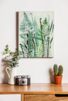 Botaniczny obraz na płótnie o nazwie Ferns I powieszony nad drewnianym biurkiem