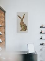 Obraz na płótnie Gazing Hare na ścianie w salonie nad czarna szafką