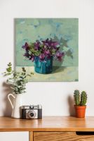 Obraz na płótnie Wild Violets na ścianie w pokoju nad szafką z kaktusem i aparatem