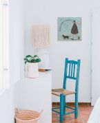 Obraz na płótnie Small Sausage Walking na ścianie w pokoju nad niebieskim krzesłem