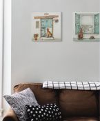 Obraz na płótnie Old Hat na ścianie w salonie nad brązową kanapą z poduszkami
