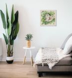 Obraz na płótnie Twoo's Company na ścianie w pokoju nad szarą kanapą i białym stolikiem z kwiatkiem