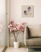 Obraz na płótnie Busy Bees na ścianie w salonie nad kanapą i różowymi kwiatami