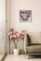 Obraz na płótnie Rose Heart nad kanapą w salonie