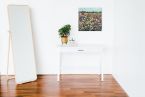 Obraz na płótnie przedstawiający kwiecistą łąkę Late Summer Garden powieszony nad białym stolikiem