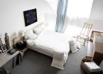 Obraz na płótnie Flora Shangri La na ścianie w sypialni nad łóżkiem z białą pościelą
