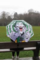 Zdjęcie parasolki z Jokerem na ławce w parku