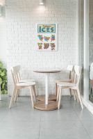 Canvas Delicious Ices powieszony w jadalni nad stolikiem w jadalni