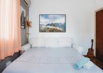 Plakat Huayna Picchu powieszony w sypialni nad łóżkiem