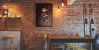 Plakat Kawa w 3 krokach powieszony w barze na ścianie z cegły