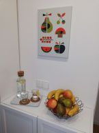 Obraz na płótnie Kolorowe owoce marki Little Design Haus powieszony w kuchni nad szafką