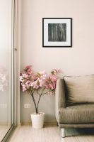 reprodukcja Leśny zagajnik w salonie nad różowym kwiatem