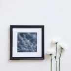 Chmury Mammatus w czarnej ramie na białej ścianie