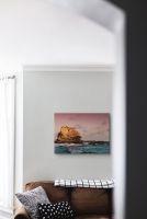 Obraz na płótnie Morska skała powieszony w salonie nad kanapą