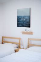 Obraz na płótnie Ogon Wieloryba powieszony w sypialni nad półką