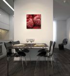 Kwadratowy obraz Zmrożone maliny powieszony w jadalni nad stołem