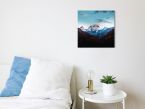 Górski pejzaż na obrazie Górskie widoki powieszonym w sypialni nad białym stolikiem