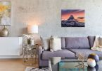 Obraz płócienny z górą Matterhorn powieszony w salonie nad kanapą