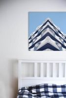 Obraz Building Waves powieszony w sypialni nad łóżkiem