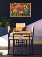 Plakat Kolorowe Tulipany w drewnianej ramie nad stolikiem