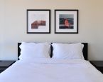 Reprint Filar Golden Gate w czarnej ramie nad łóżkiem w sypialni