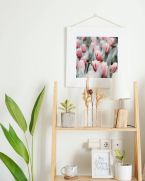 Reprint Różowe tulipany nad drewnianym regałem