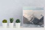 Rama 40x40 cm w srebrnym kolorze ze zdjęciem górskiego krajobrazu