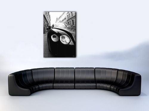 aranżacja obrazu z czarnym bentleyem w pokoju na białej ścianie i nad czarną dużą sofą