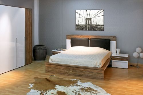 aranżacja dekoracji ściennej z Brooklyn Bridge w szarej sypialni nad łóżkiem