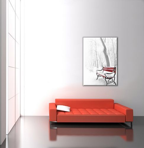 aranżacja obrazu z czerwoną ławką w śniegu w białym salonie nad czerwoną sofą