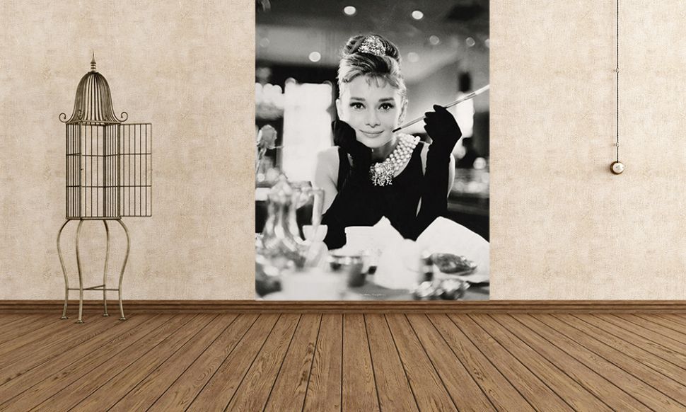Pokój z fototapetą na ścianie przedstawiającą Audrey Hepburn