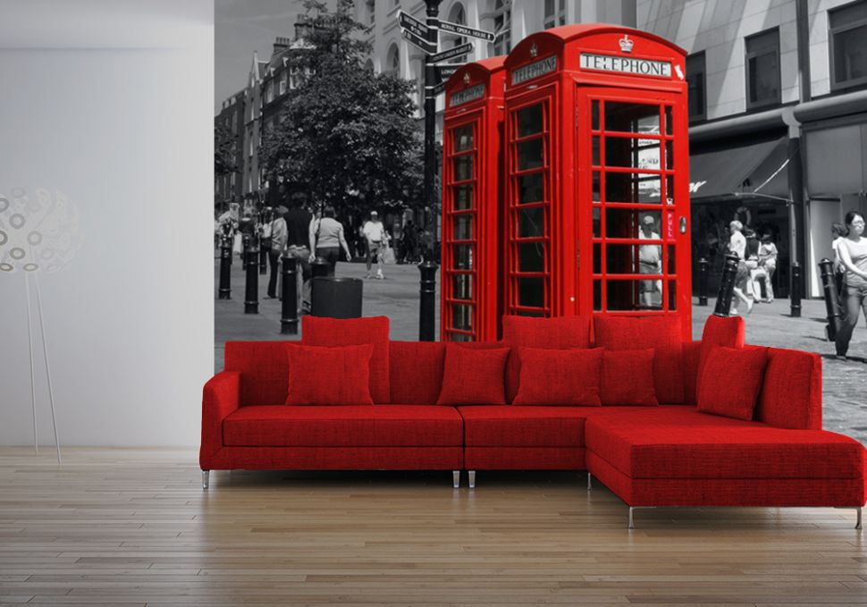 aranżacja fototapety z londyńską czerwoną budką telefoniczną w białym salonie nad sofą w kolorze ecru