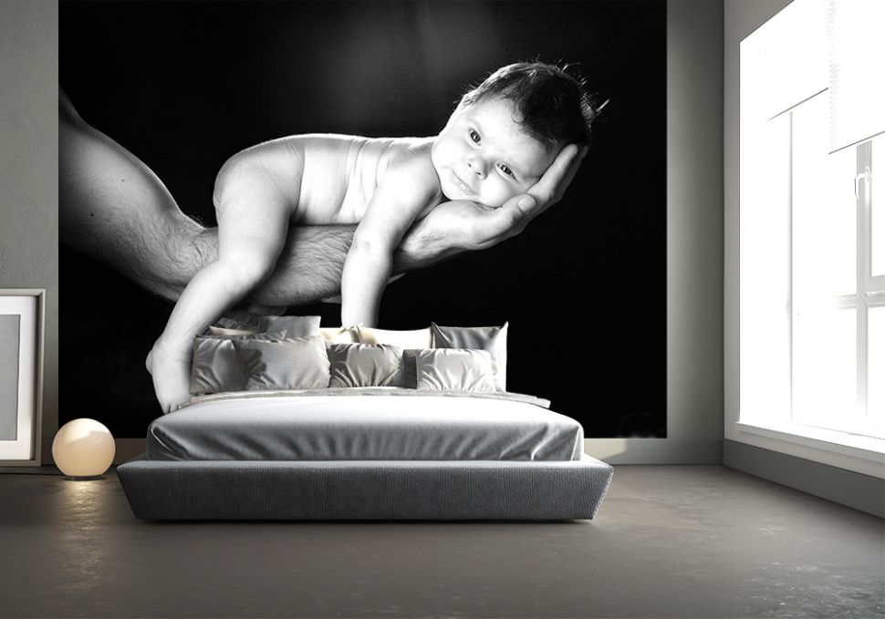 aranżacja fototapety z niemowlakiem leżącym na męskiej dloni przyklejonej w sypialni