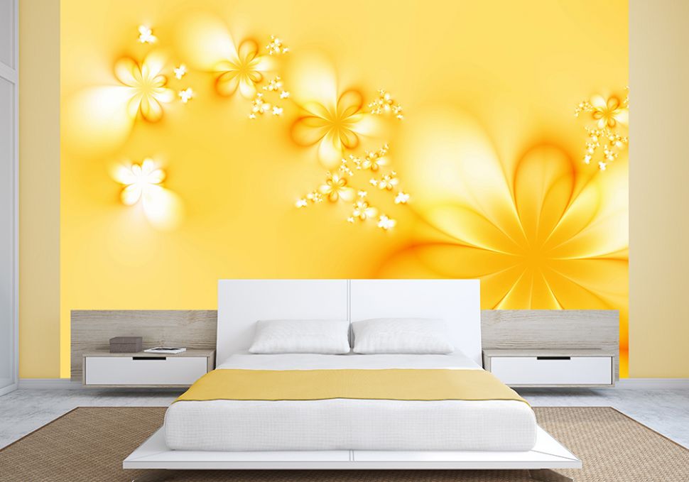 aranżacja żółtej fototapety z kwiatkami w białym salonie nad zieloną sofą