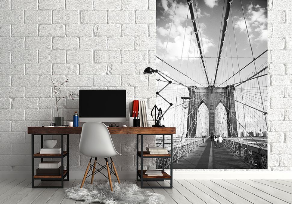 czarno-biała fototapeta z brooklyn bridze w białym pokoju za krzesłami i stolikiem