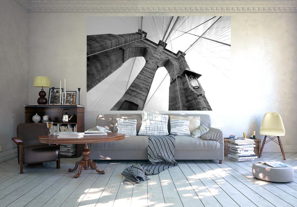 aranżacja fototapety z z filarem i siecią lin Brooklyn Bridge w białym pokoju nad białą sofą