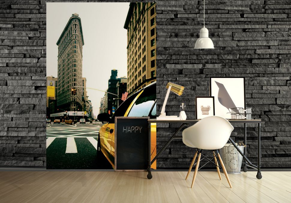 aranżacja fototapety z widokiem na nowojorską ulicę w szarym salonie nad białą sofą