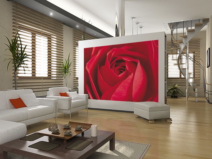 aranżacja fototapety z czerwoną różą w jasnym przestronnym salonie