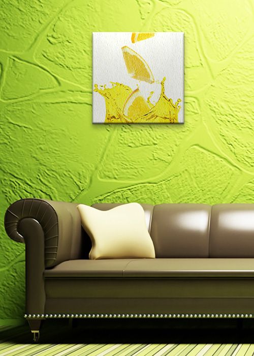 aranżacja obrazu z cytrynami i sokiem w zielonym pokoju nad oliwkową skórzaną sofą