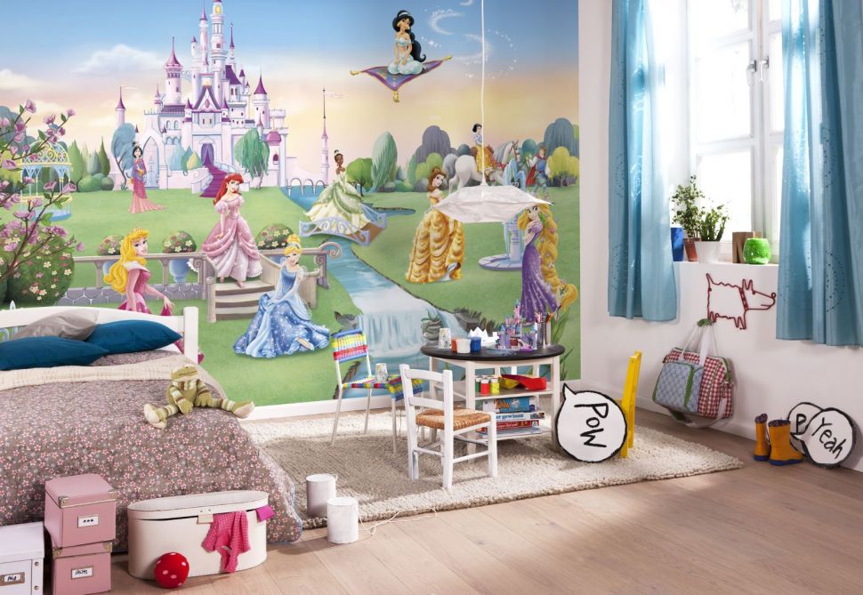 Pokój dla dziecka z fototapetą Disneya - Zamek Księżniczek