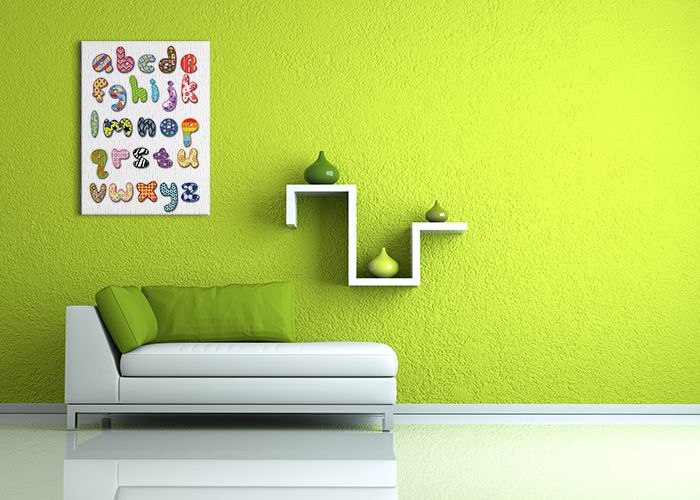 Aranżacja edukacyjnego obrazu na płótnie w pokoju z zieloną ścianą
