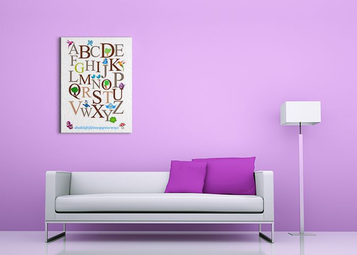 Aranżacja obrazu kolorowy alfabet na różowej ścianie