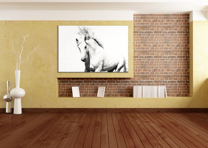 Obraz z białym koniem aranżacja na ścianie z elementami cegły
